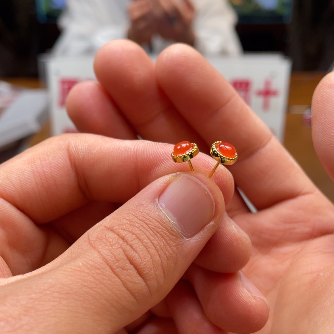 南红玛瑙河湾冰红耳钉未镶嵌