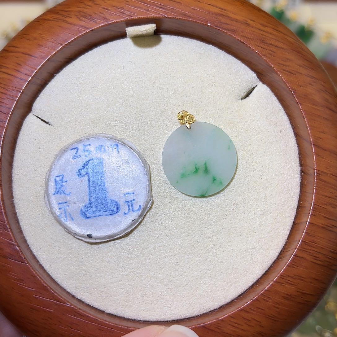 *****翡翠18K金镶嵌颈饰无事牌