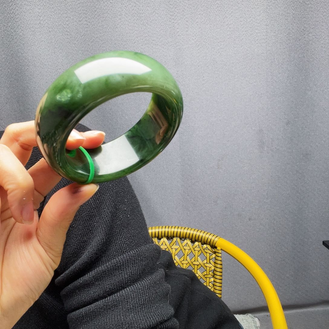 家***兴和田玉未镶嵌手镯