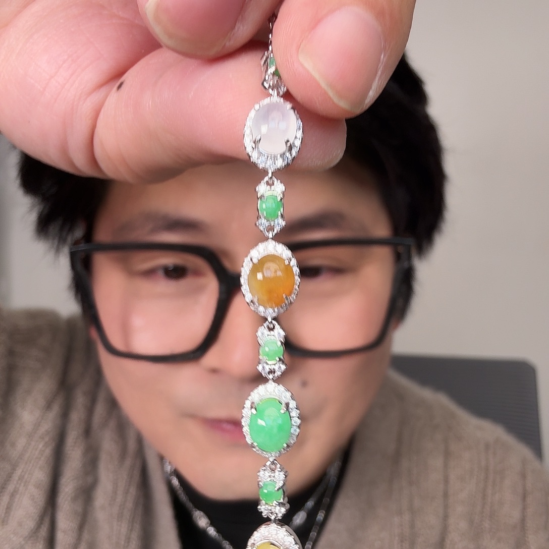 翡翠未镶嵌颈饰一件