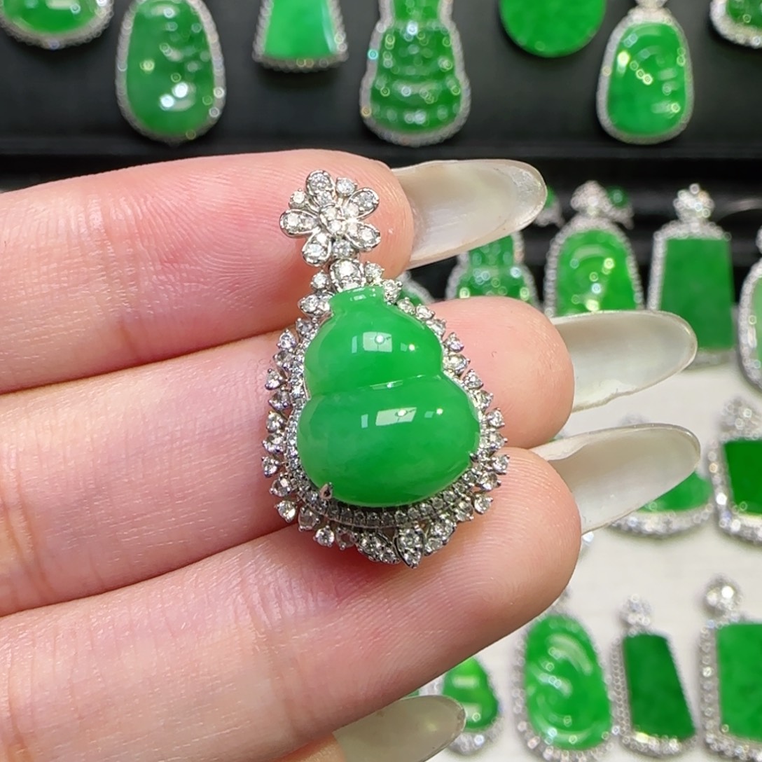 翡翠18K金镶嵌颈饰