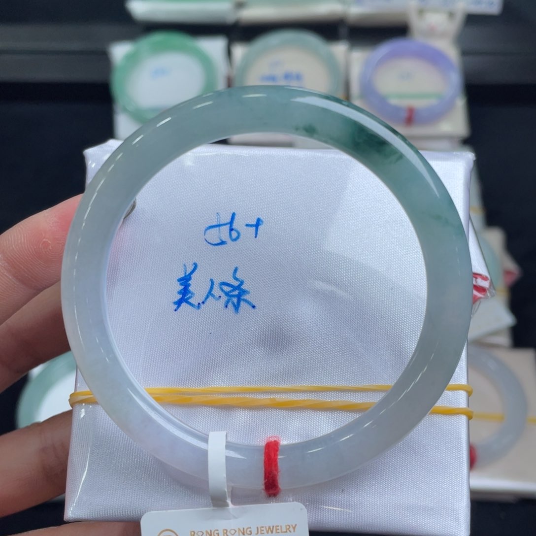 翡翠手镯未镶嵌翡翠手镯