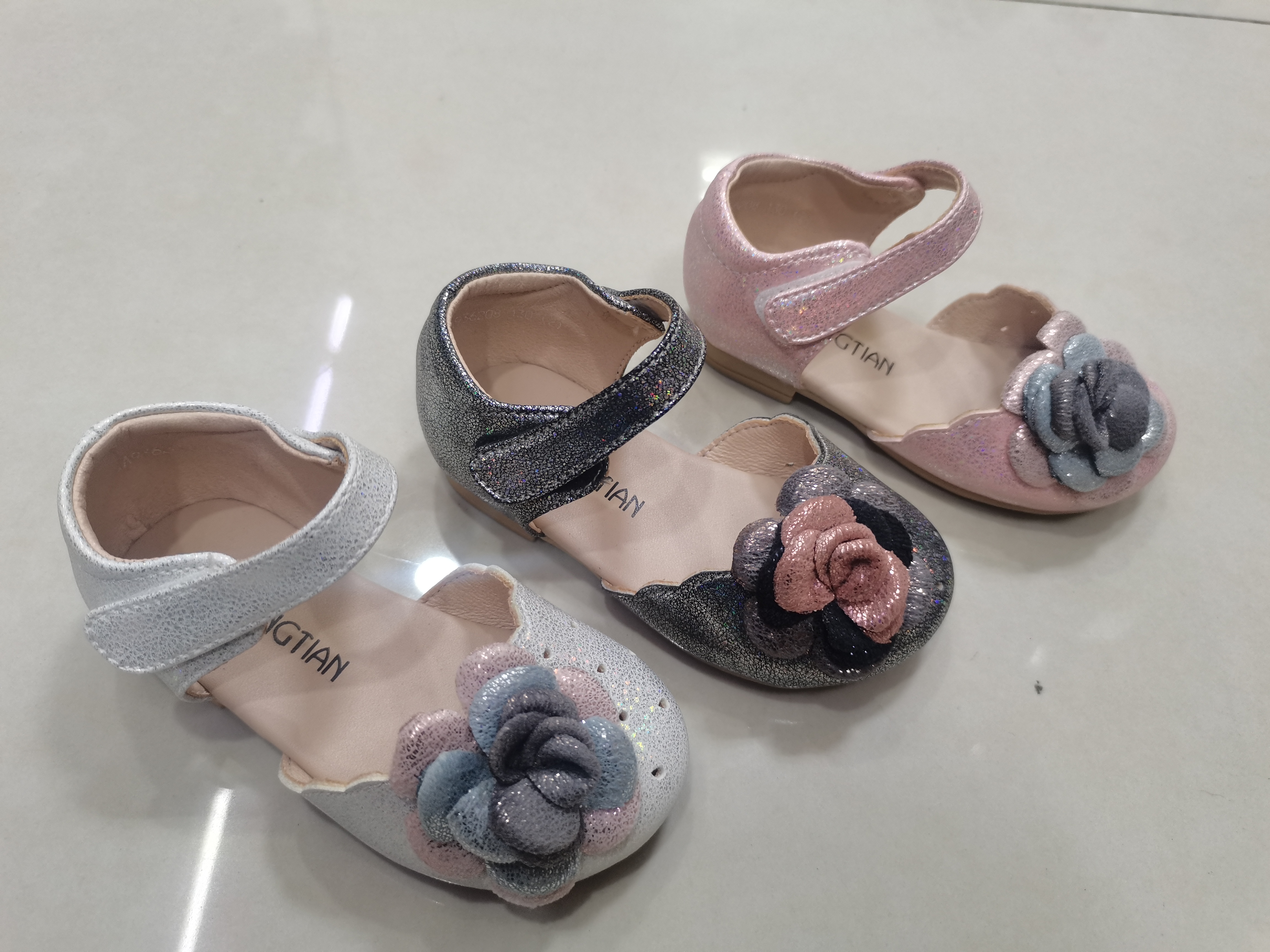 童天品牌凉鞋（一口价）  21—23码