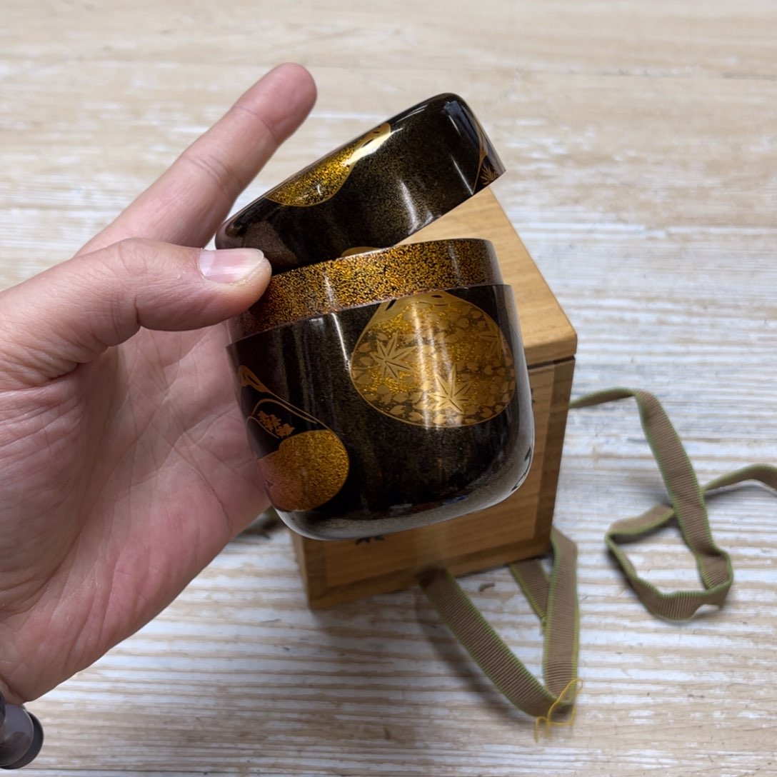 瓷片密密麻麻地排列着一个