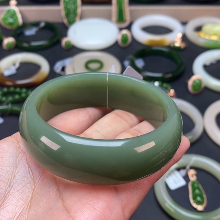 和田玉手镯未镶嵌