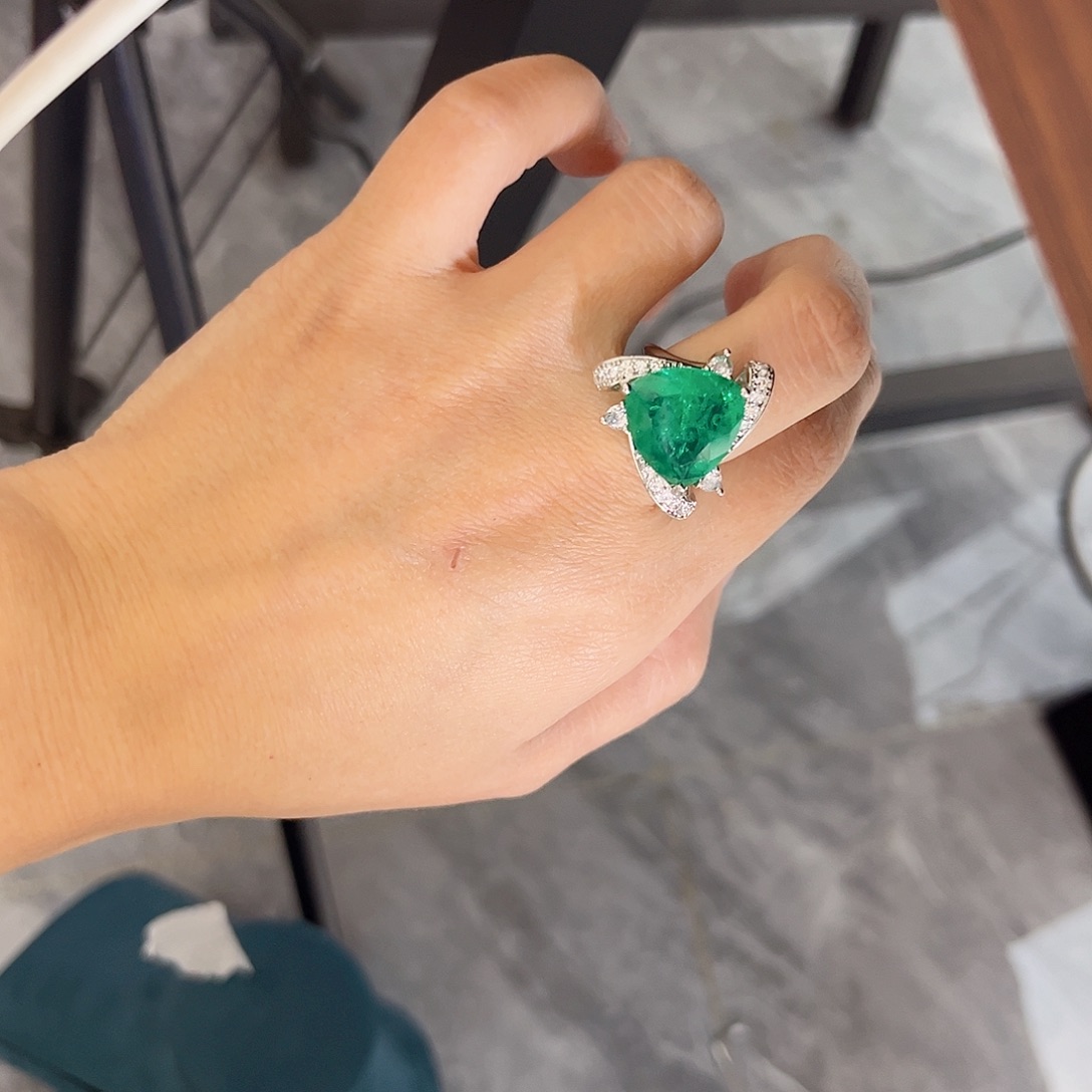 银S925镶嵌戒指祖母绿