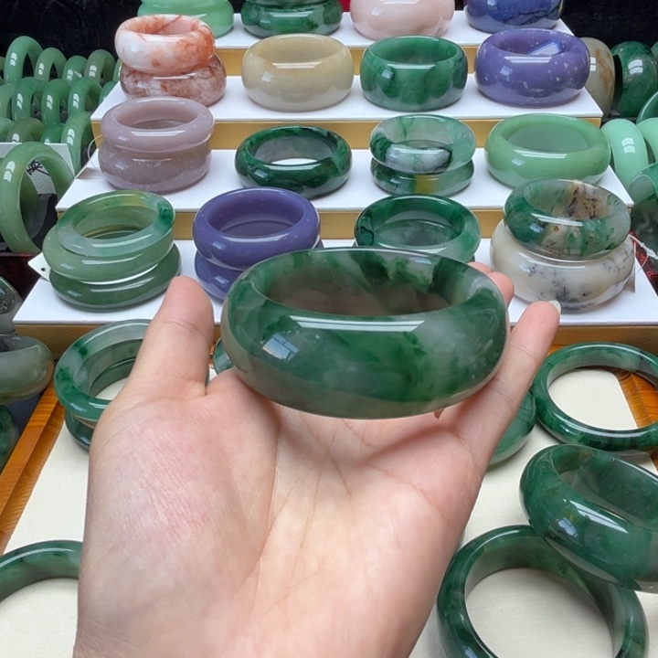 贞***贞石英质玉（非洲翠）未镶嵌手镯