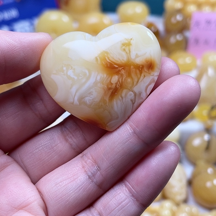 蜜蜡裸石未镶嵌白花蜡爱心