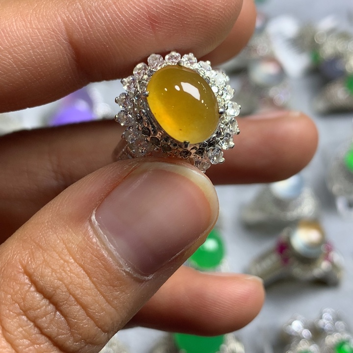 翡翠未镶嵌戒指铜托，卖裸石，需要二次镶嵌