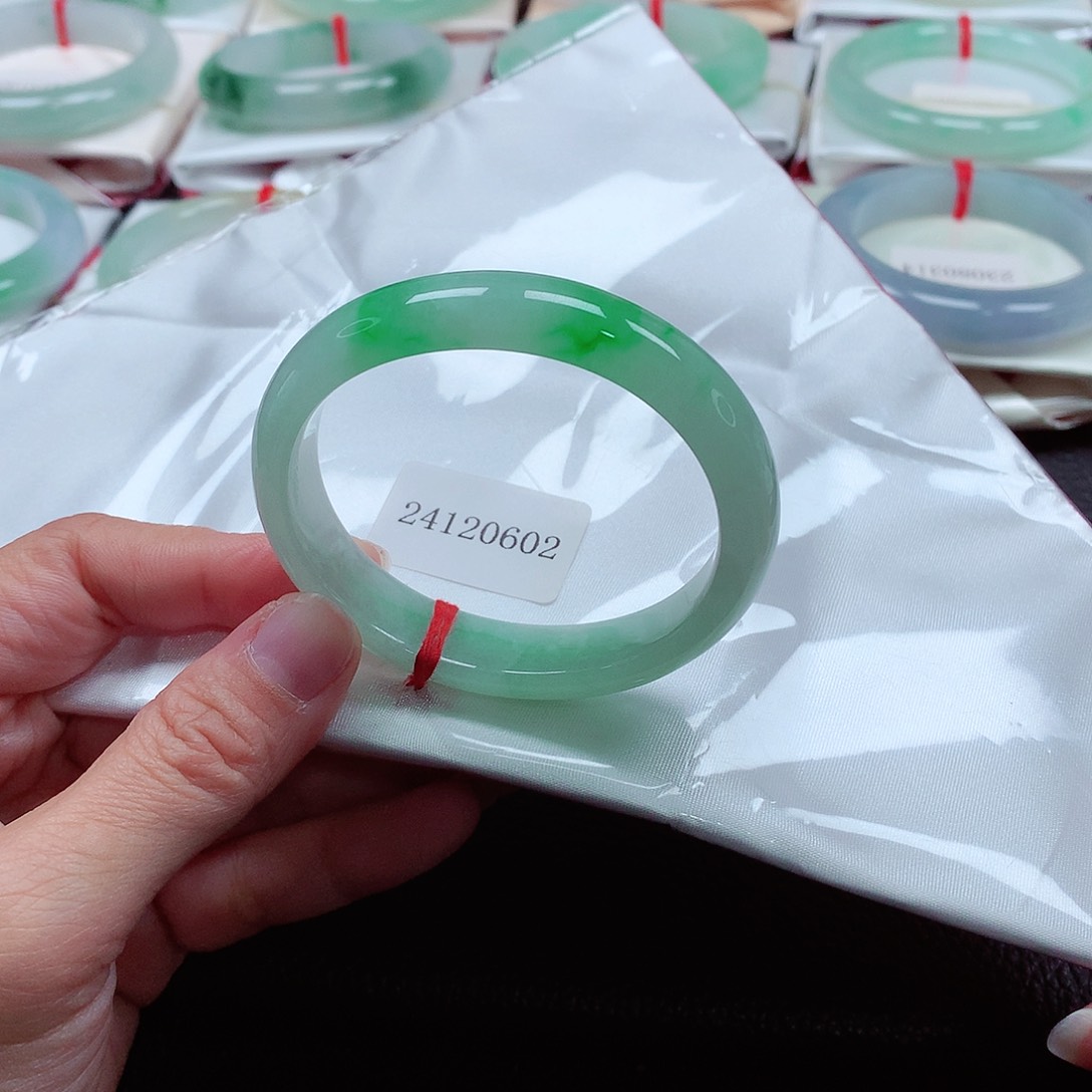 翡翠手镯（贵妃镯）未镶嵌天然A货翡翠手镯