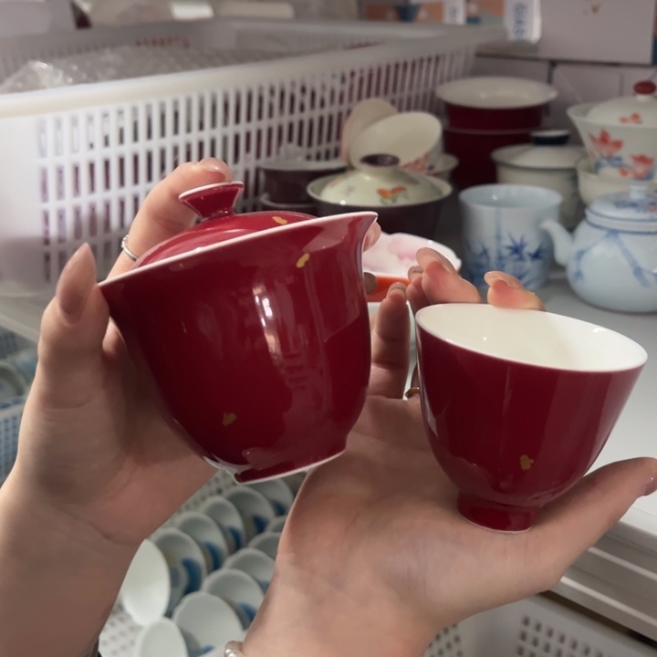盖碗加茶杯。       
