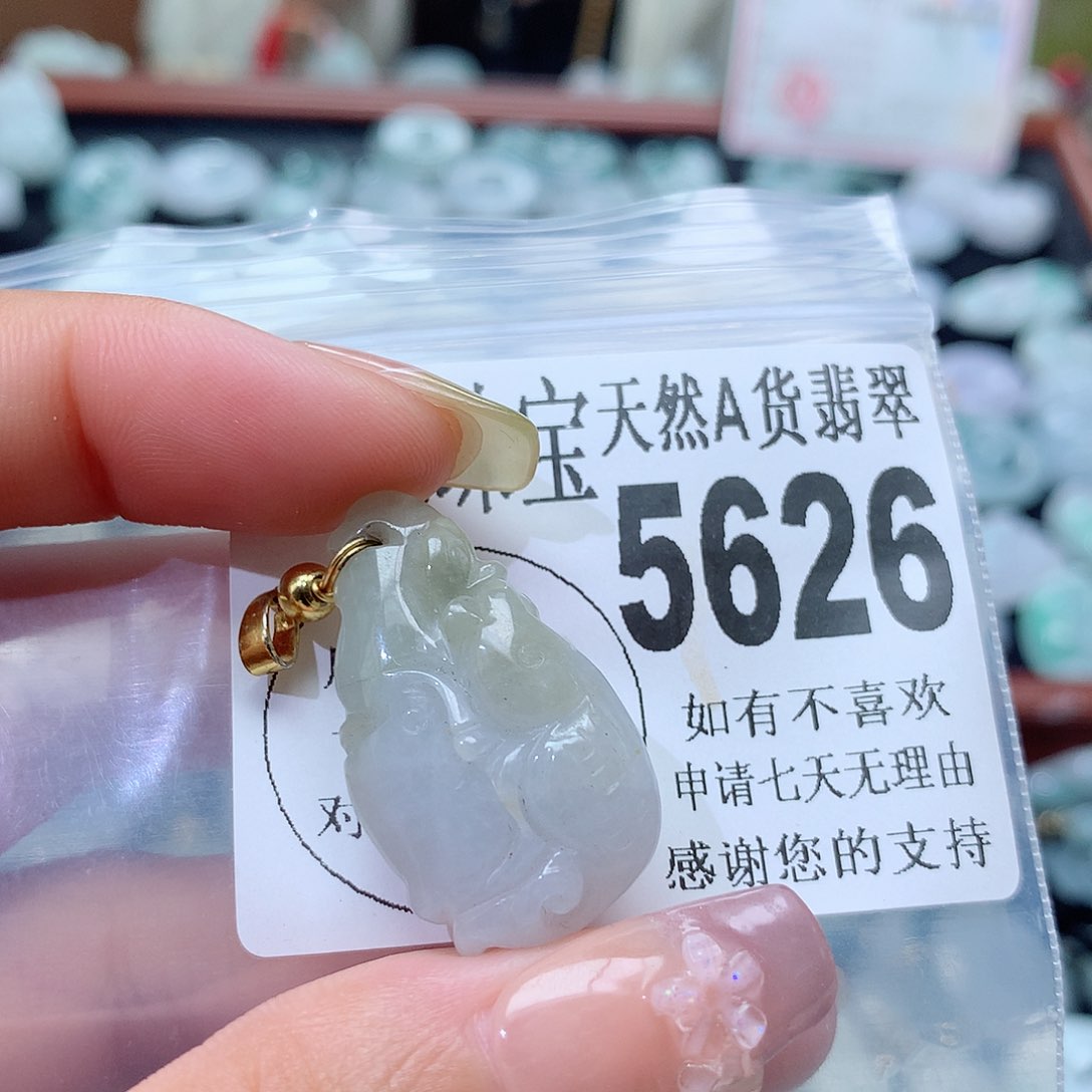 翡翠未镶嵌颈饰，