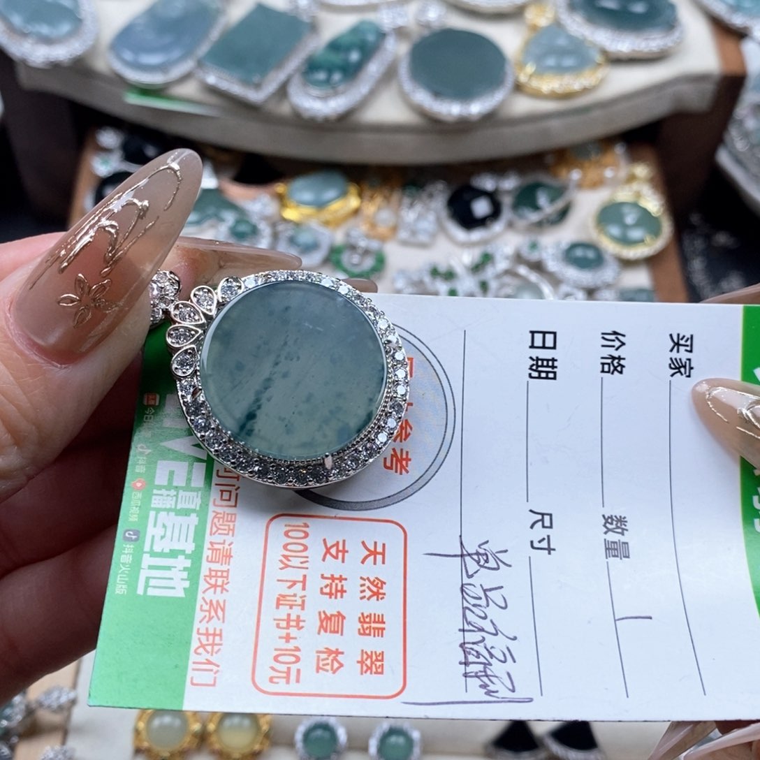 翡翠颈饰未镶嵌翡翠