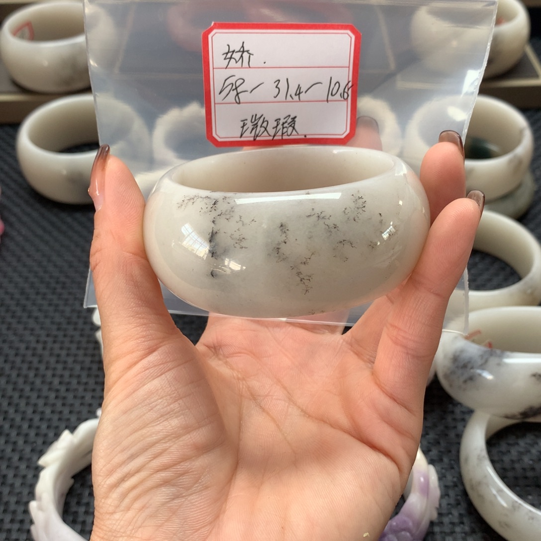 娇***石英岩玉未镶嵌手镯