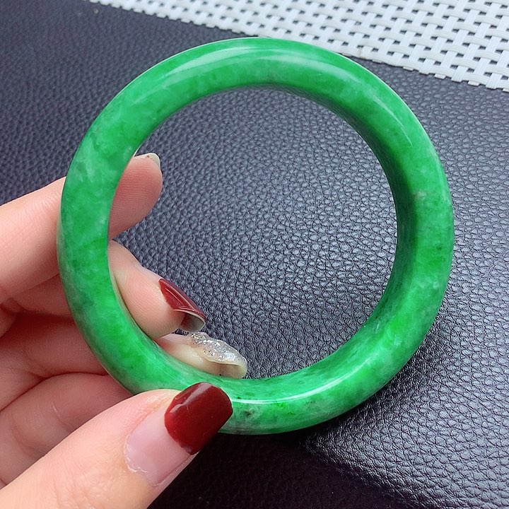 翡翠手镯未镶嵌翡翠