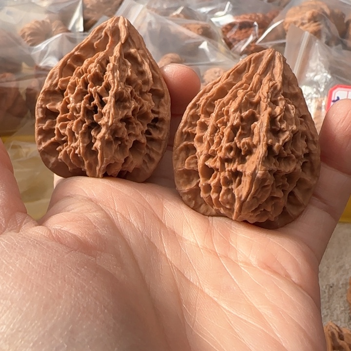 文玩核桃吊坠㝧野生尖微黄