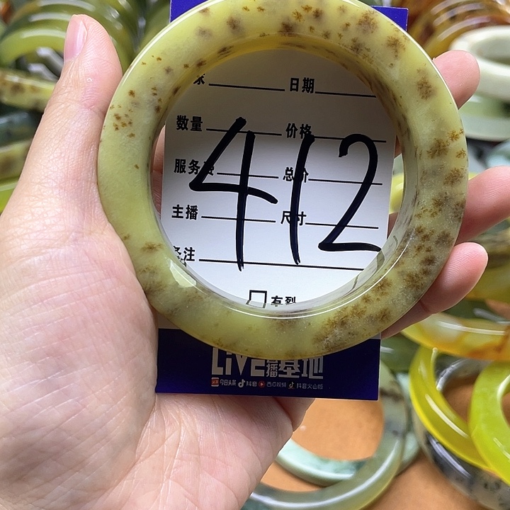 蛇纹石玉手镯合金张*。