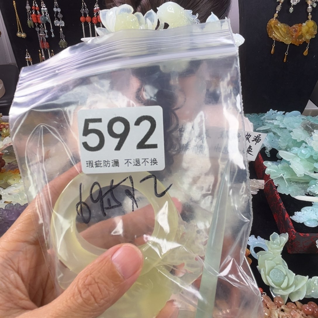 未镶嵌岫玉发饰佛****?