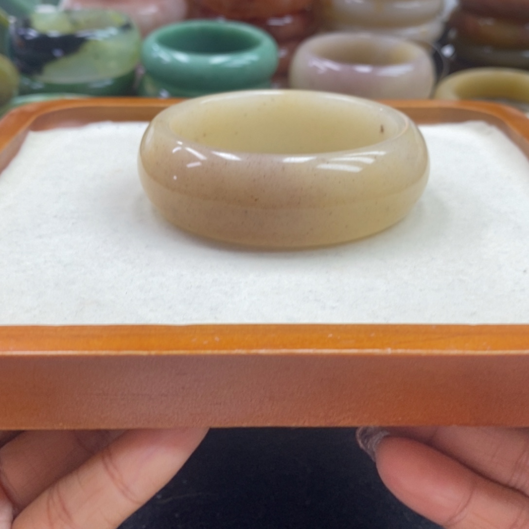 石英质玉未镶嵌手镯