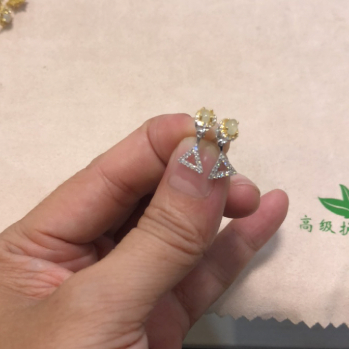 缅甸翡翠玉。S925银镶嵌。耳钉