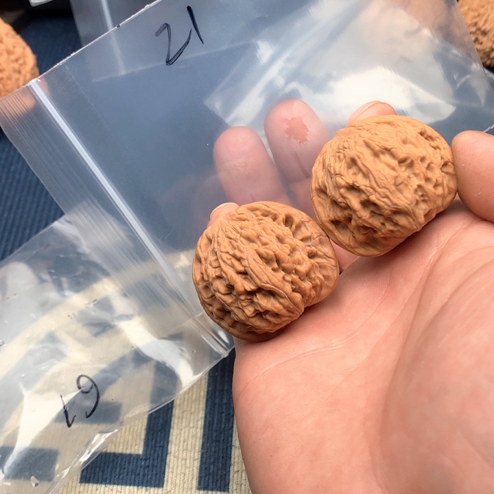 文玩核桃吊坠40虎头21