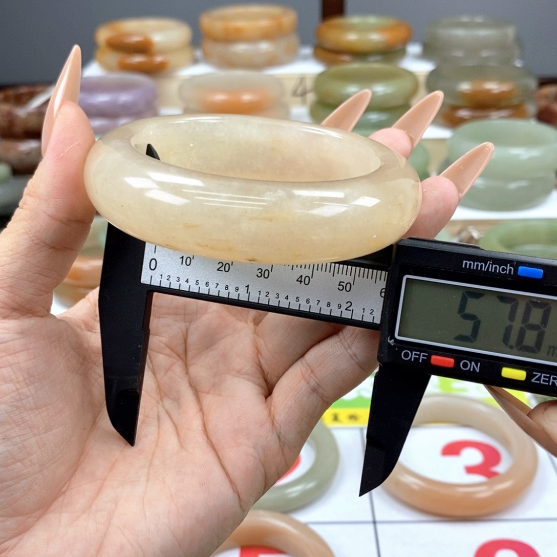 石英质玉手镯未镶嵌