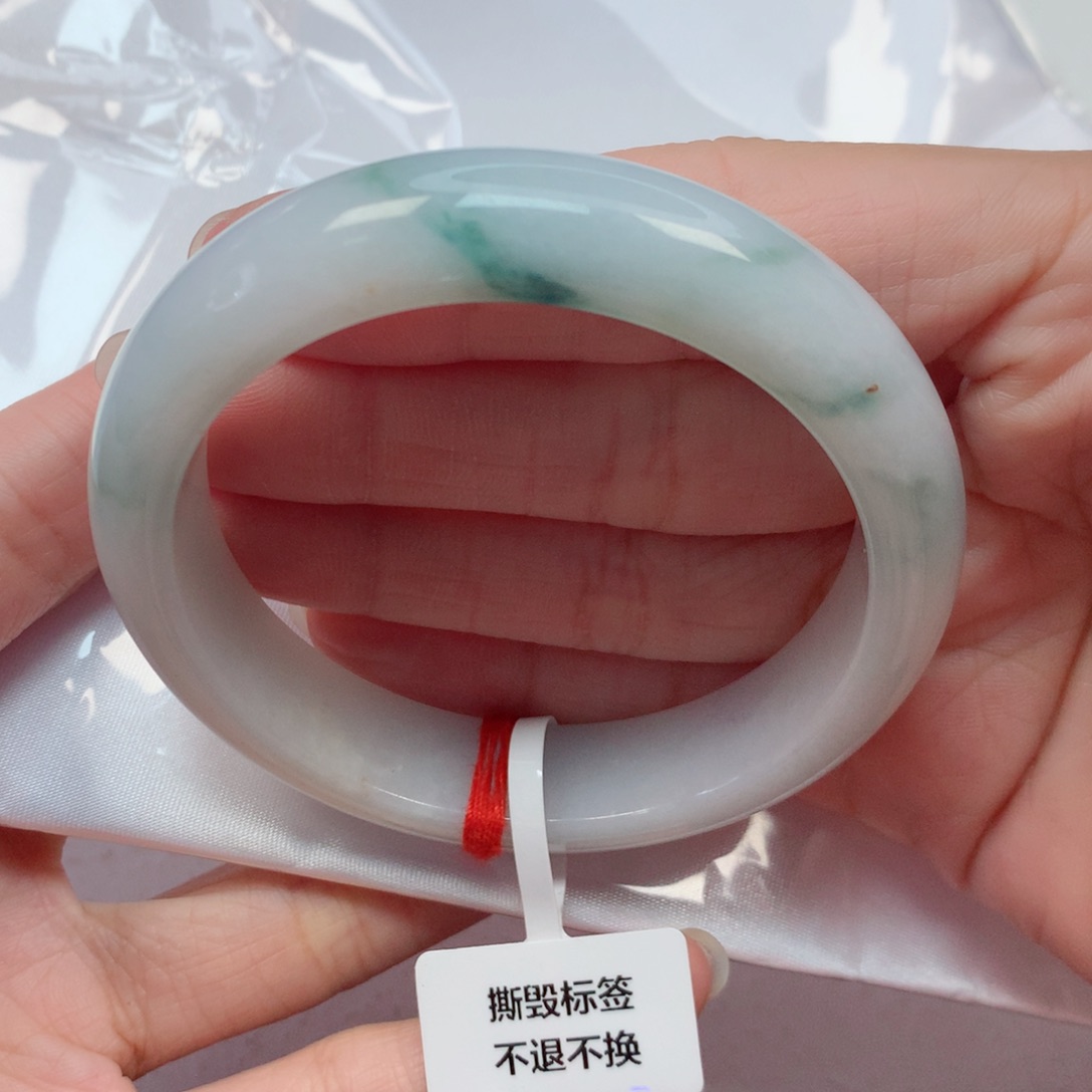 翡翠手镯未镶嵌55圈 白底飘绿花