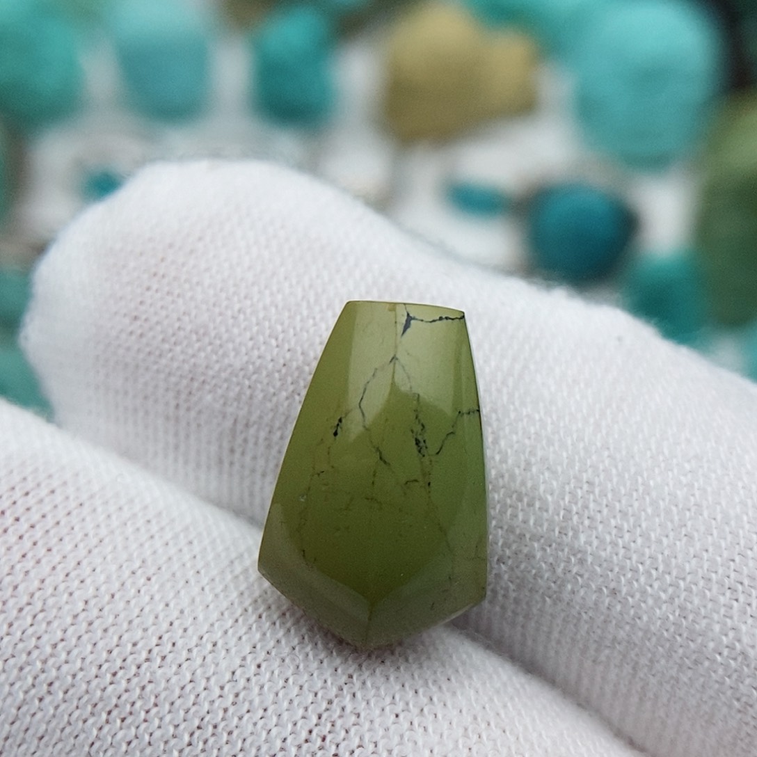 绿松石未镶嵌颈饰