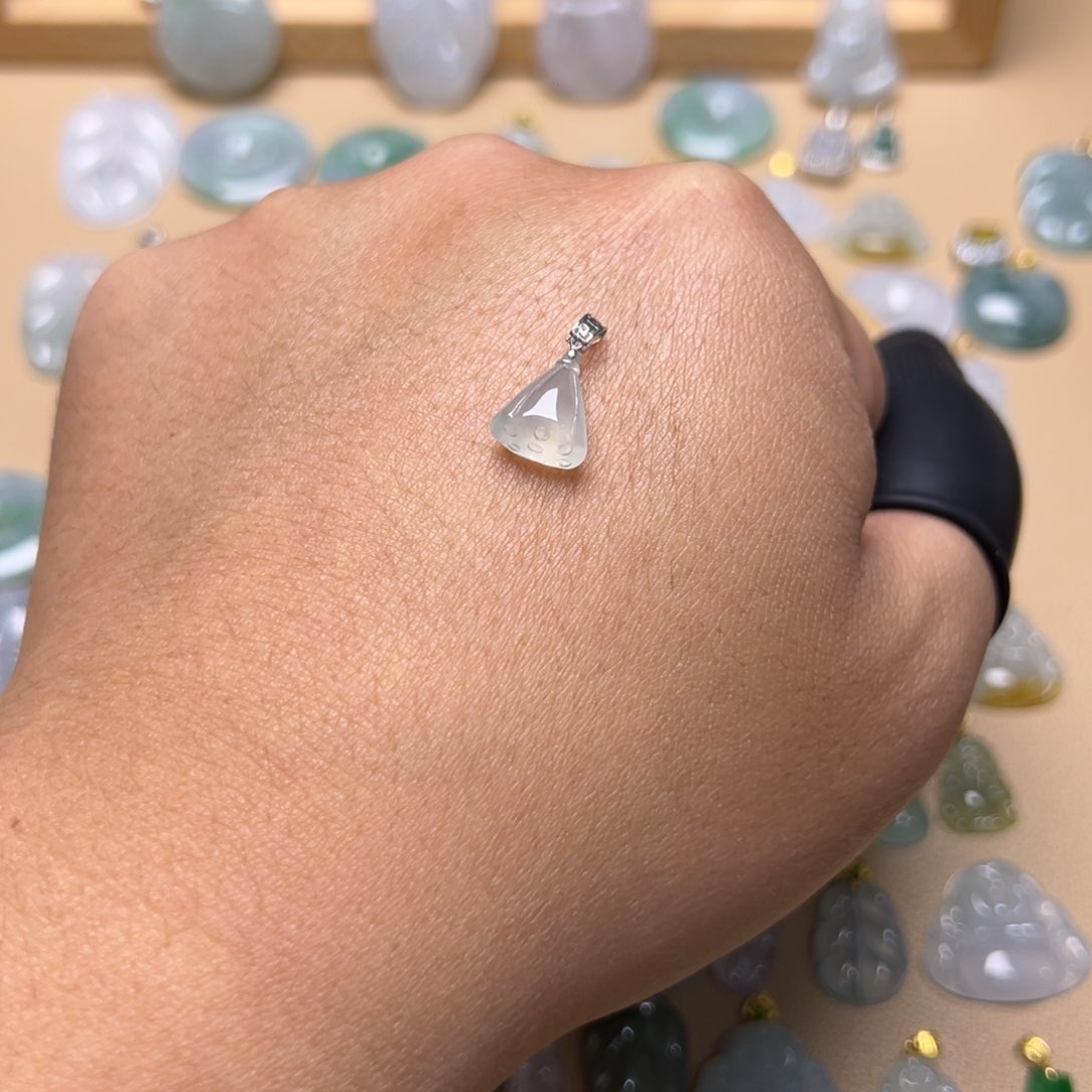 翡翠颈饰18K金镶嵌莲蓬