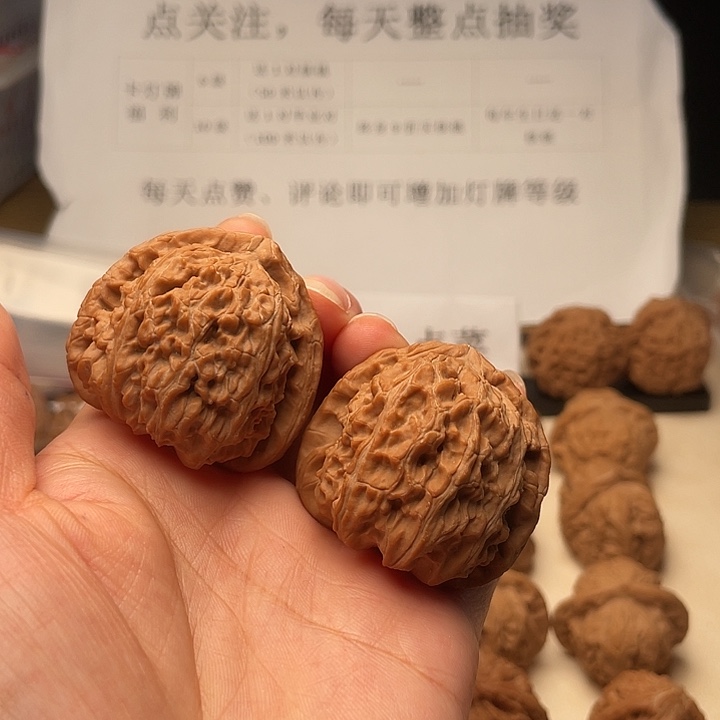 文玩核桃吊坠三角白