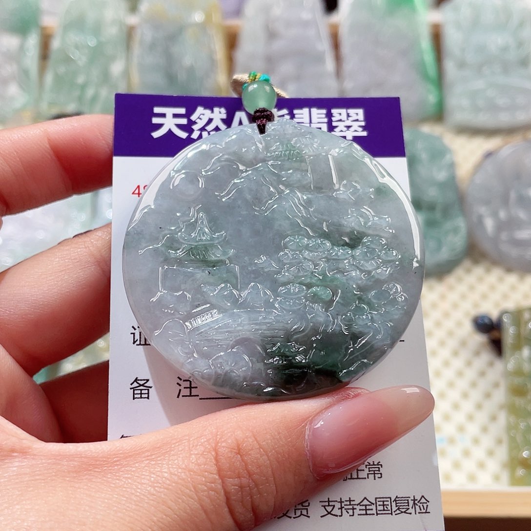 翡翠未镶嵌颈饰山水