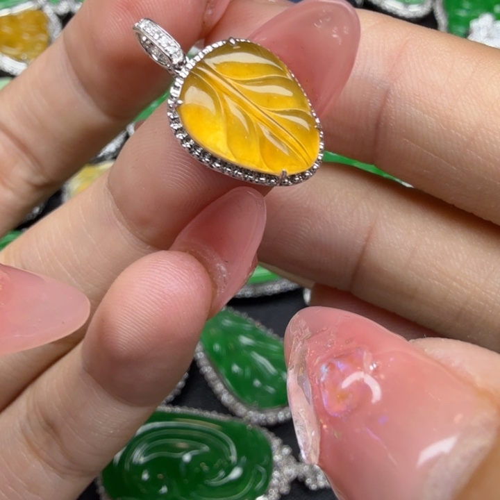 颈饰18K金镶嵌翡翠