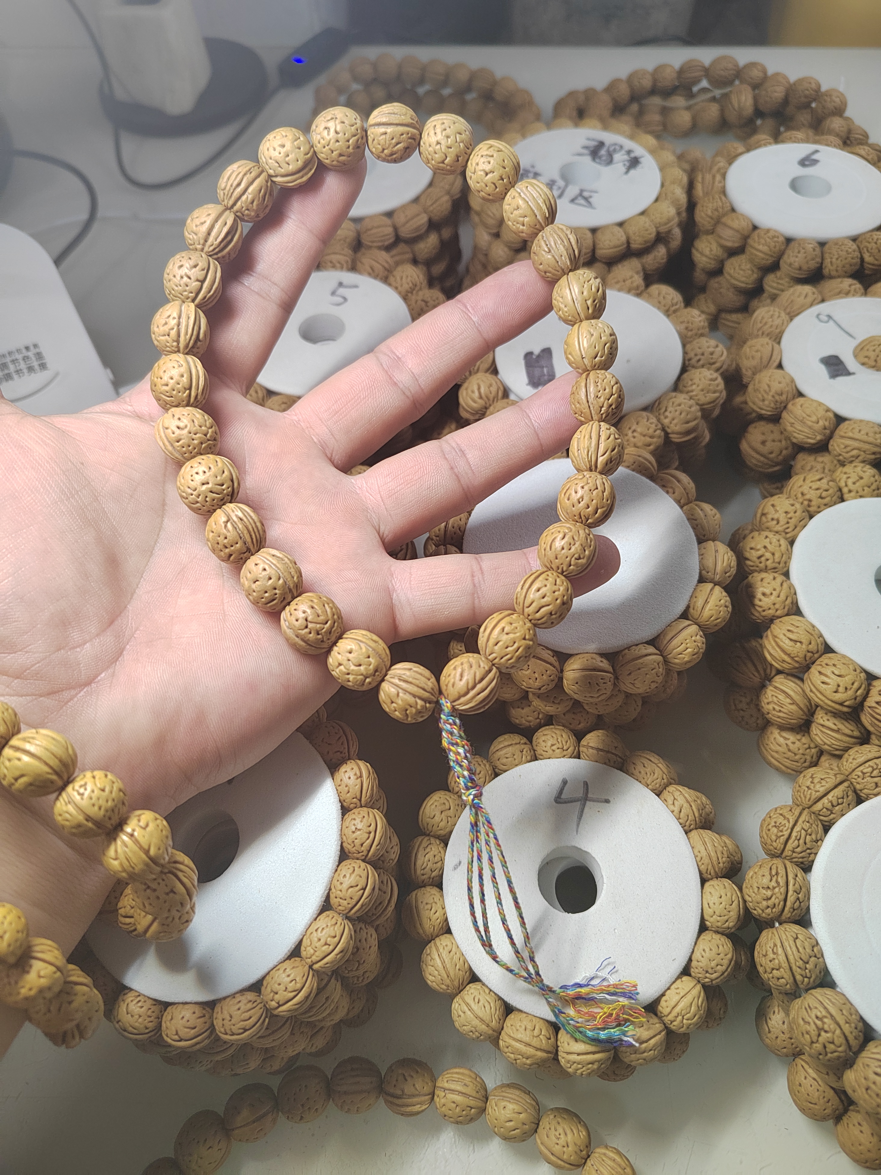 野生原生态全品小金豆桃核手持男女通用手把件