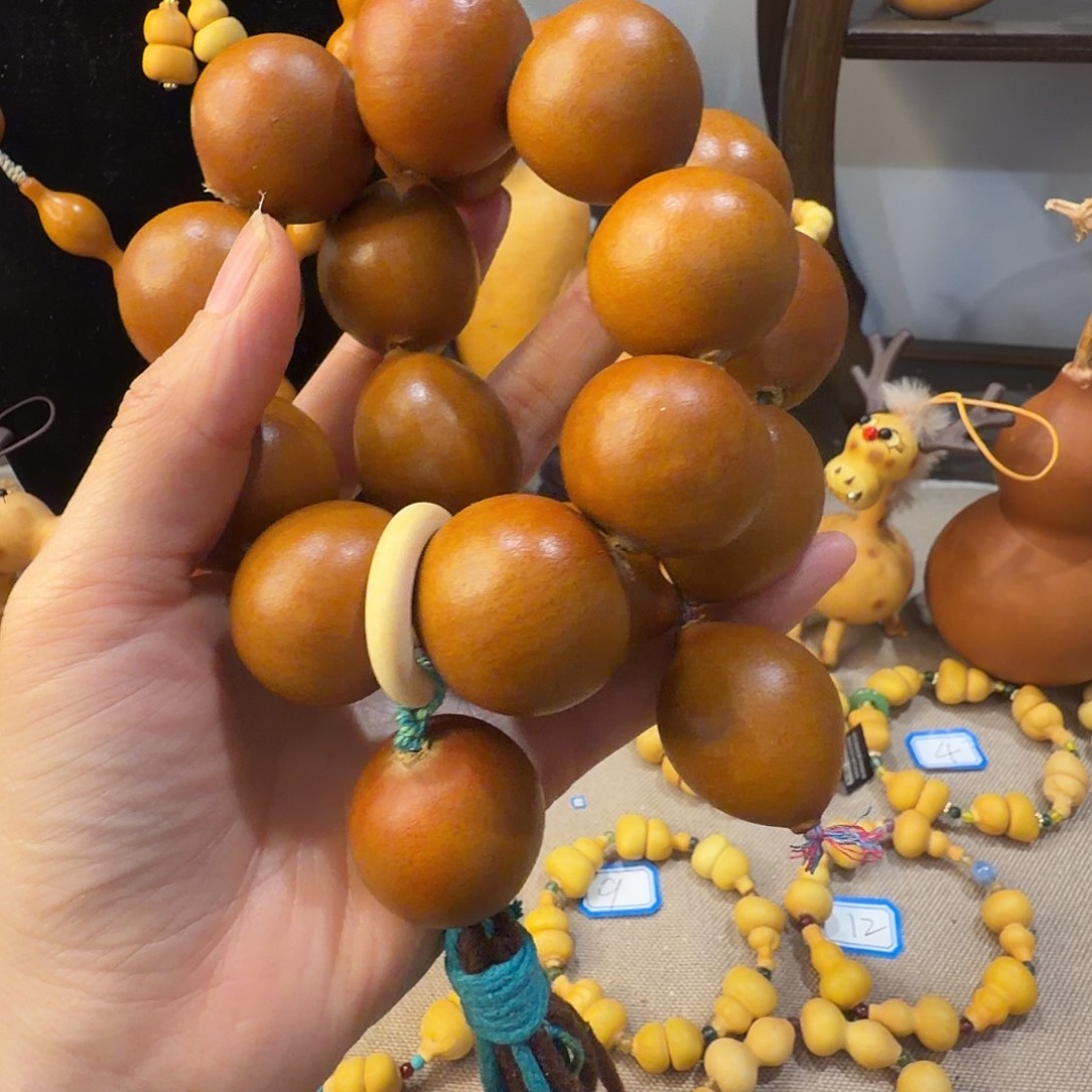 *****两条老皮手持手钏