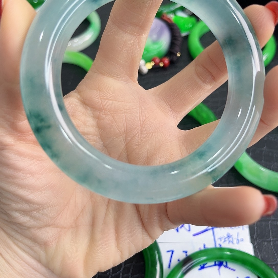 翡翠手镯未镶嵌?****多样性
