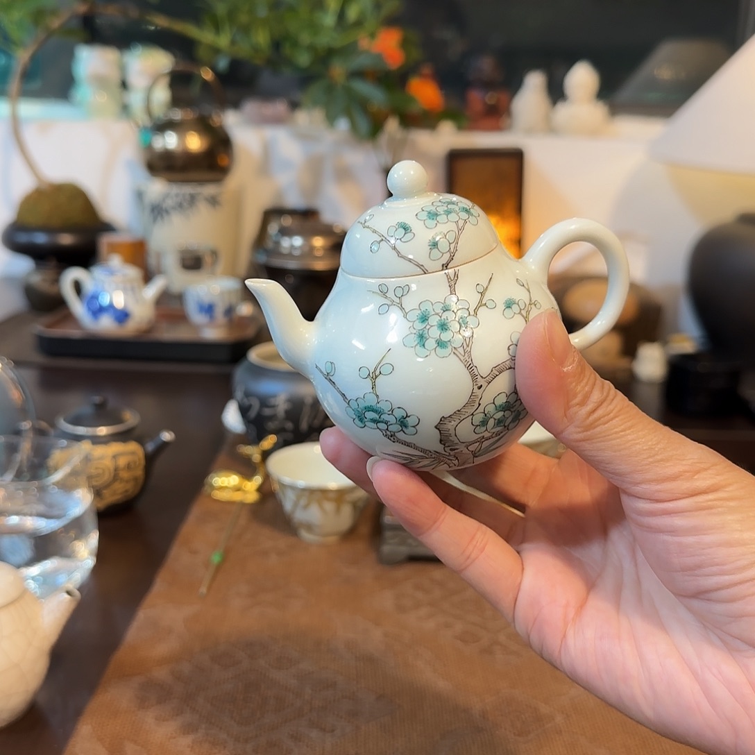 荟***苒雲由思亭壶。      