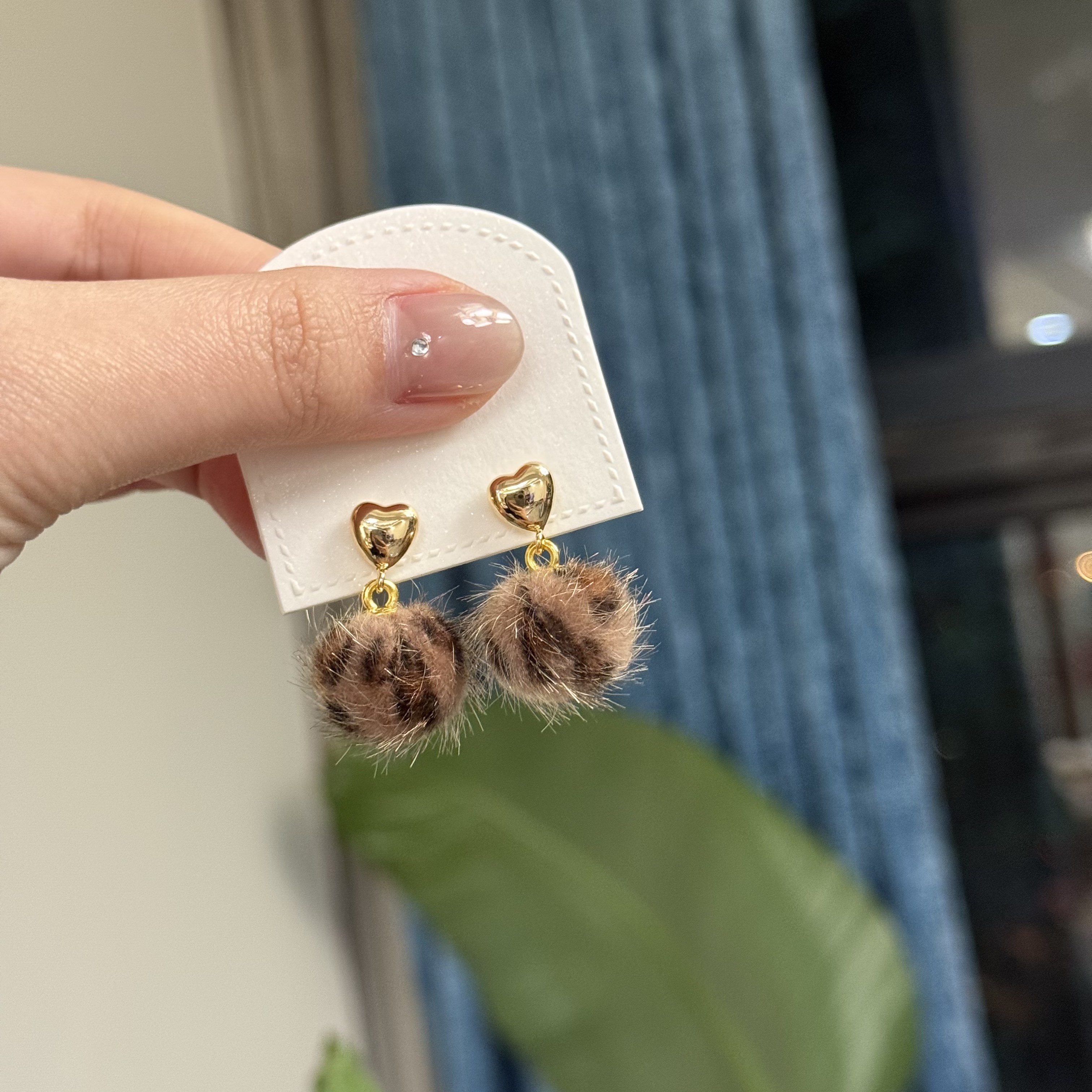 铜合金布艺耳饰 2312 超推荐！秋冬上新豹纹色小球时尚韩系耳环