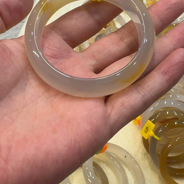 。****玛瑙/玉髓手镯未镶嵌