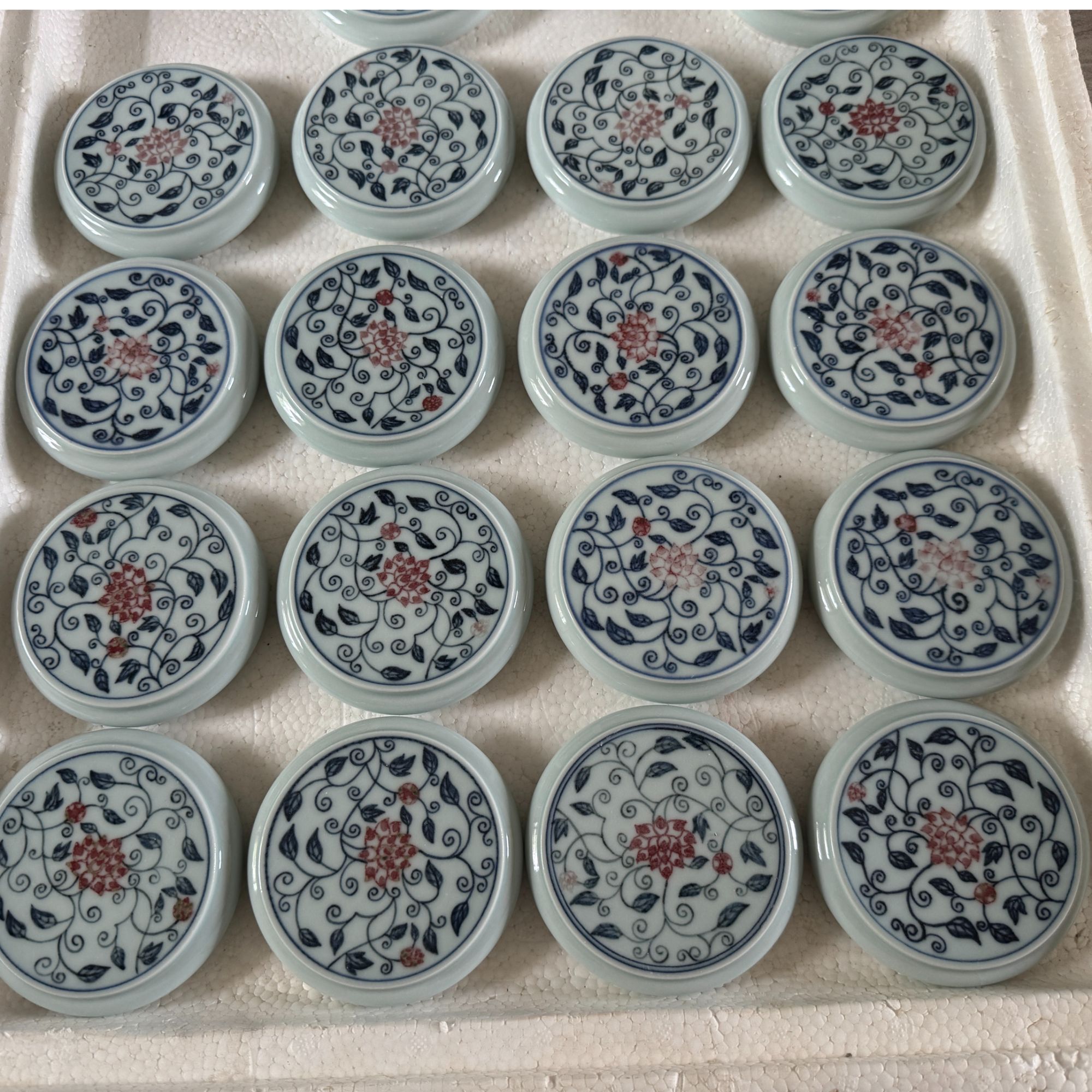 微瑕、无底款釉里红缠枝莲盖置（随机发货）直径9cm*高2cm