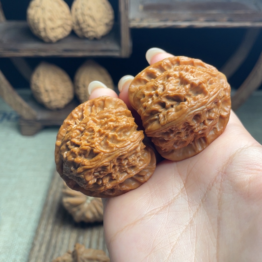 文玩核桃吊坠三角白42 全品打底精配毕业红皮