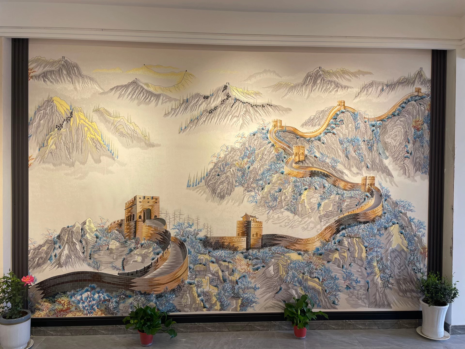 泓伟布艺【万里长城】新中式刺绣客厅沙发背景墙无缝壁布高端可定制