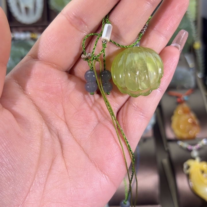 蛇纹石玉未镶嵌颈饰抱*