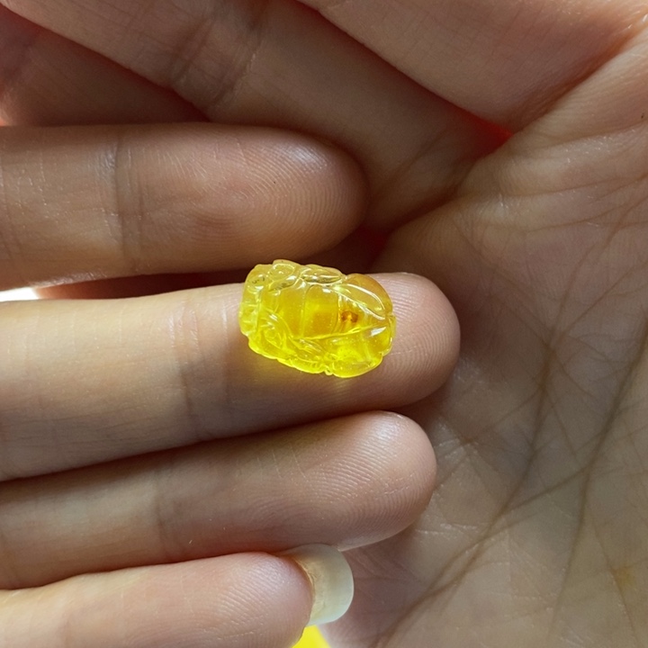 蜜蜡裸石未镶嵌微瑕，吊坠孔