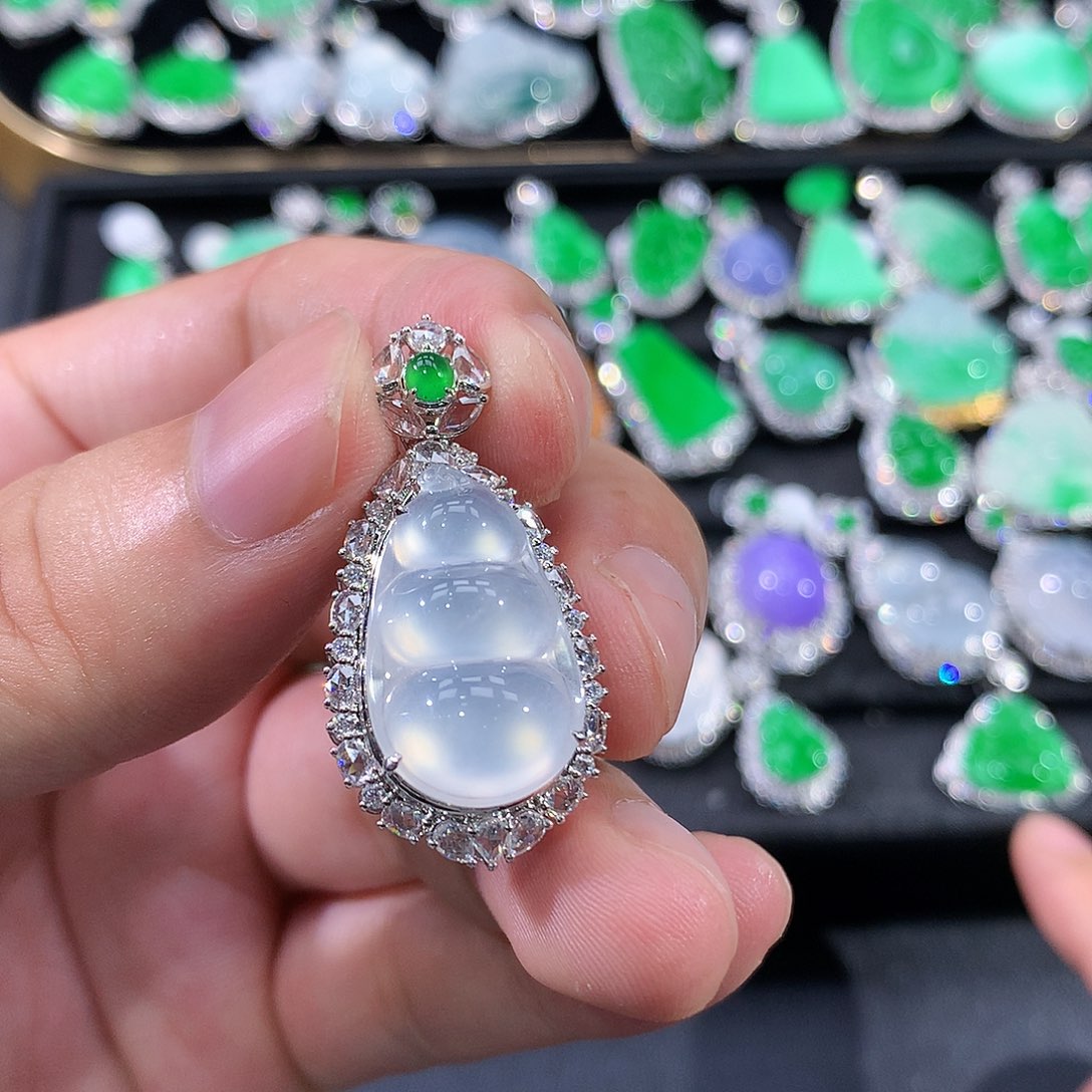 翡翠18K金镶嵌颈饰