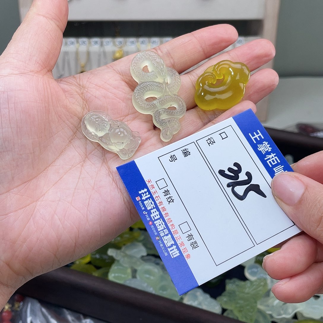 岫玉未镶嵌吊坠吊坠