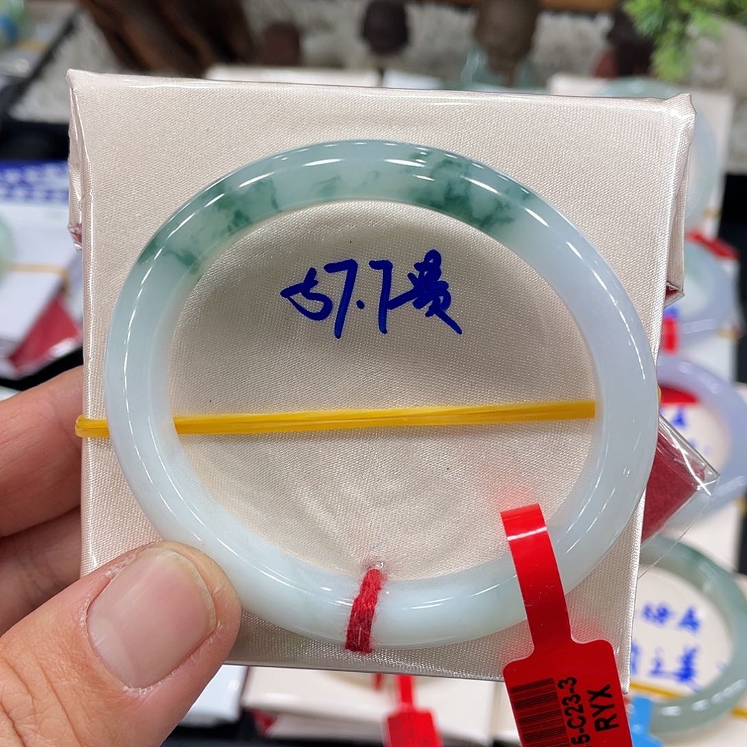 翡翠手镯未镶嵌翡翠