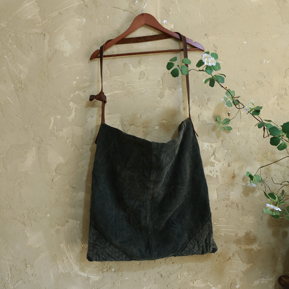 《为物》的作柞朴花原创设计复古手捻老布拼接斜挎包0286物【墨影】