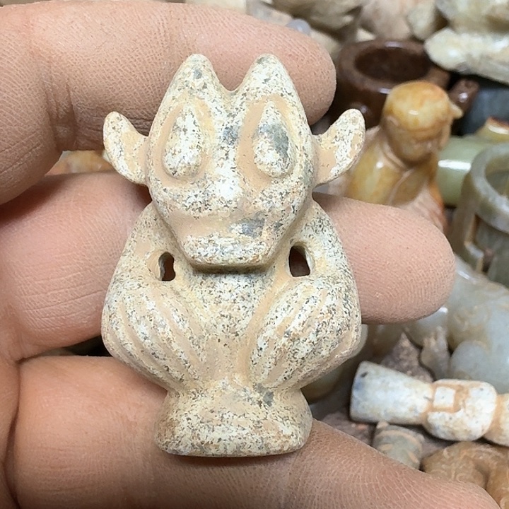 蛇纹石玉颈饰未镶嵌