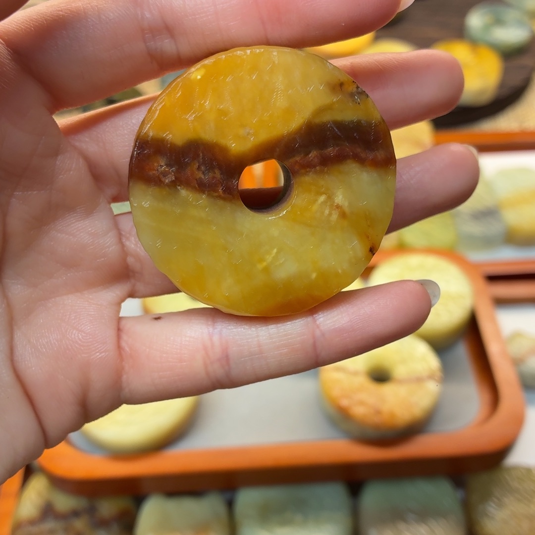 沈***士蛇纹石玉未镶嵌颈饰