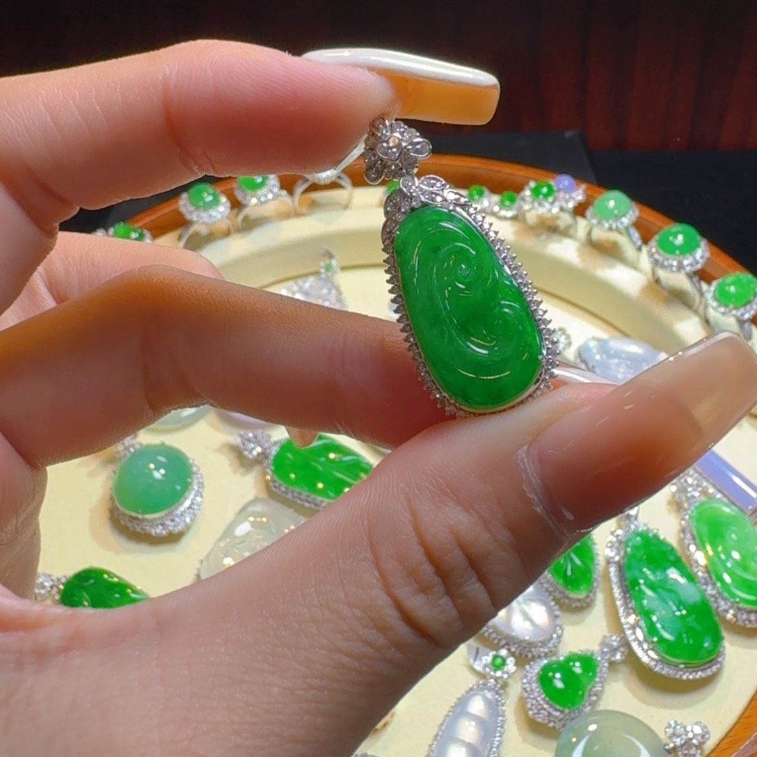 翡翠18K金镶嵌颈饰如意吊坠